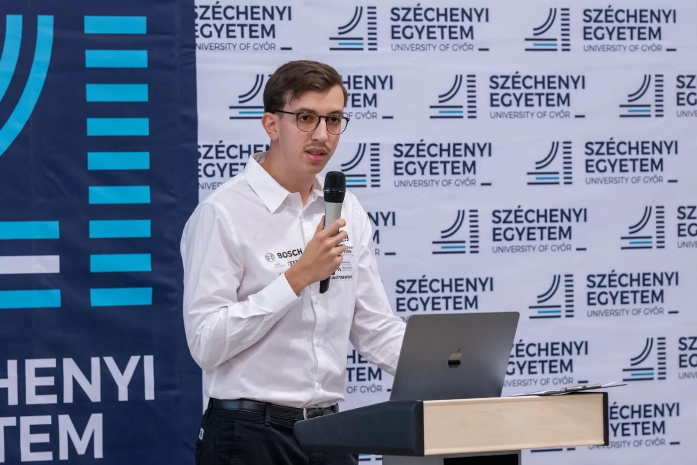 A képen szöveg, ruházat, személy, ember látható

Automatikusan generált leírás