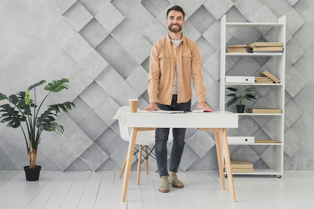 How to Choose Between a Standing and Sitting Computer Desk