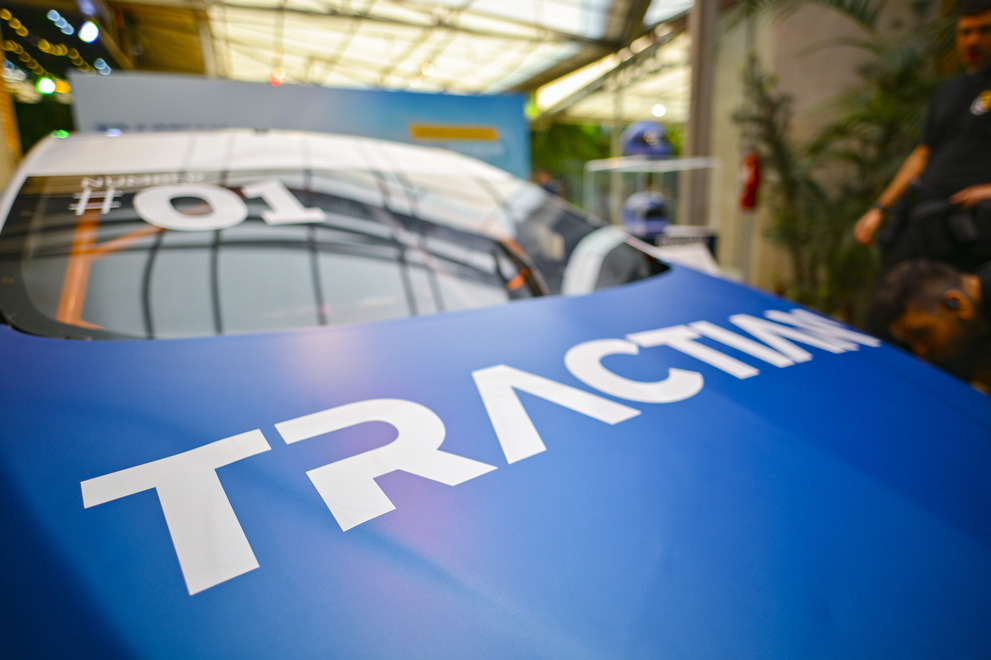 Carro da Stock Car anunciando parceria tecnológica com a TRACTIAN