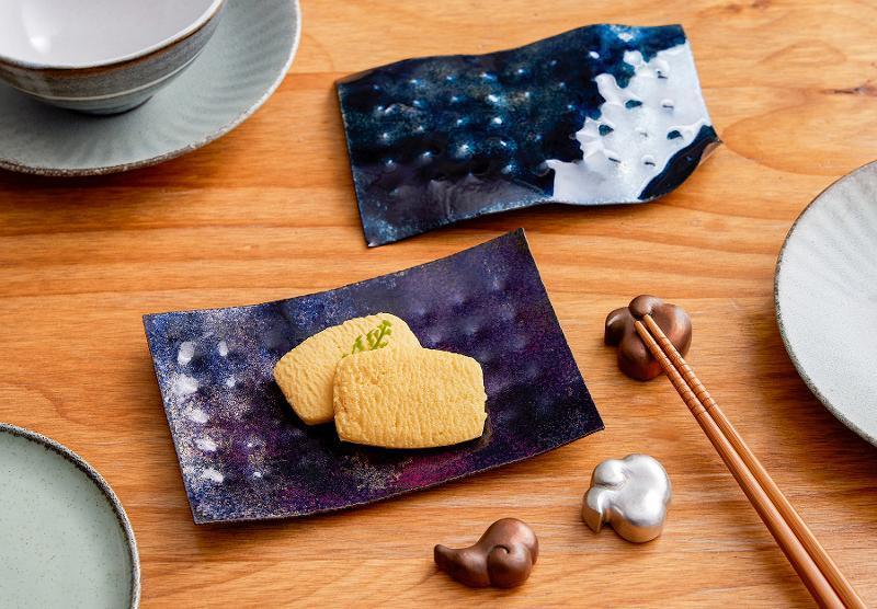 「餐金系列」的星夜盤（翠羽銀華工作室，國立臺灣工藝研究發展中心線上展覽作品）