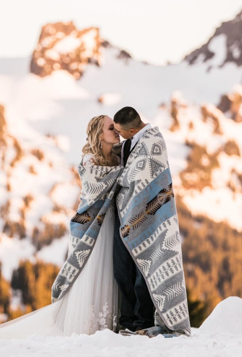 winter wedding photo ideas wedding couple under palid thehearnes