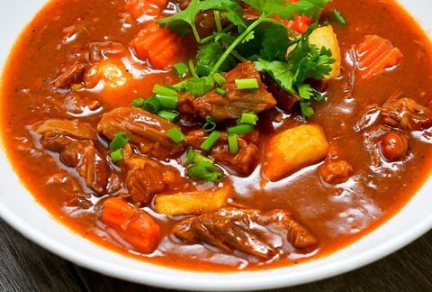 Bắp bò nấu sốt vang - Bắp bò cho tiệc cưới chất lượng đảm bảo
