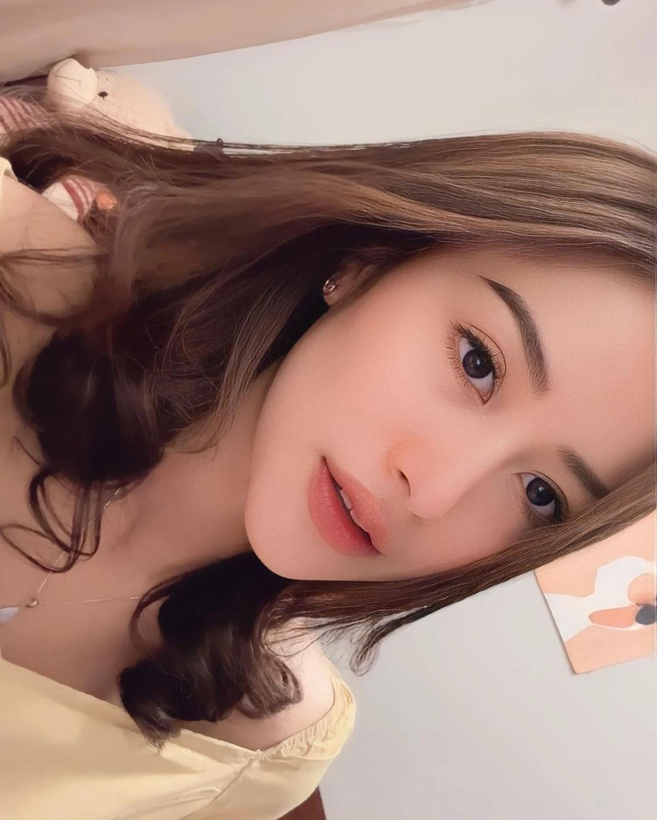 Cewek Indo Bercahaya dengan Kulit Bersih, kulit bersih, cewek glowing, gadis indo