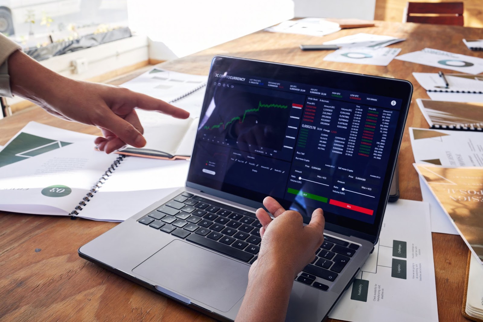 Traders analizando una gráfica de criptomonedas