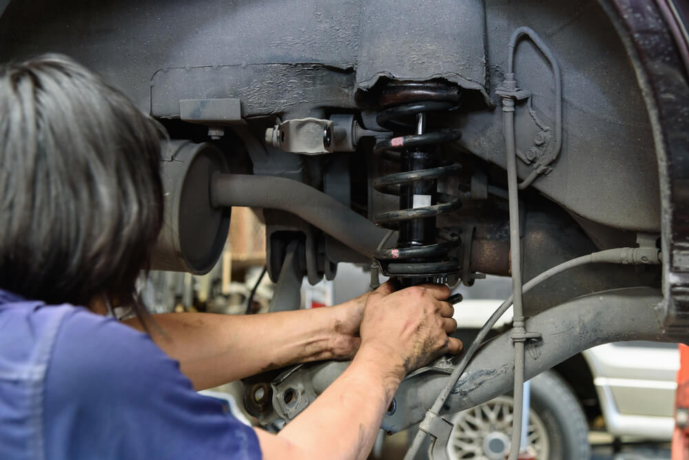 Penyebab Shock Depan Mobil Terasa Keras dan Cara Mengatasinya