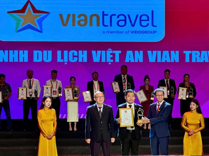 Ông Trương Gia Khánh (hàng một, thứ ba) - Giám đốc Viantravel - nhận giải The Best of Vietnam 2024. Ảnh: Viantravel