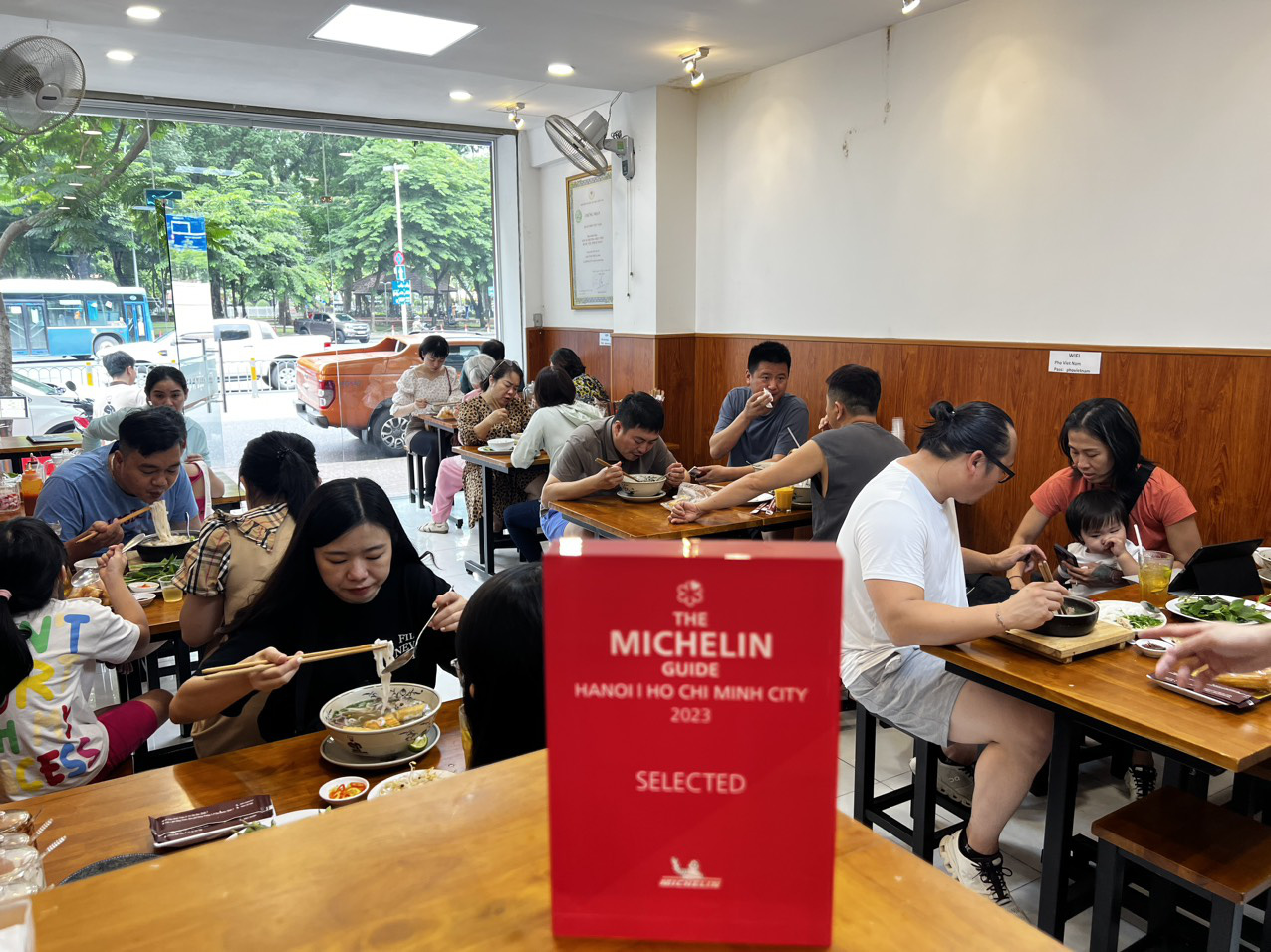 Đừng chỉ chăm sóc khi khách còn ngồi trong quán
