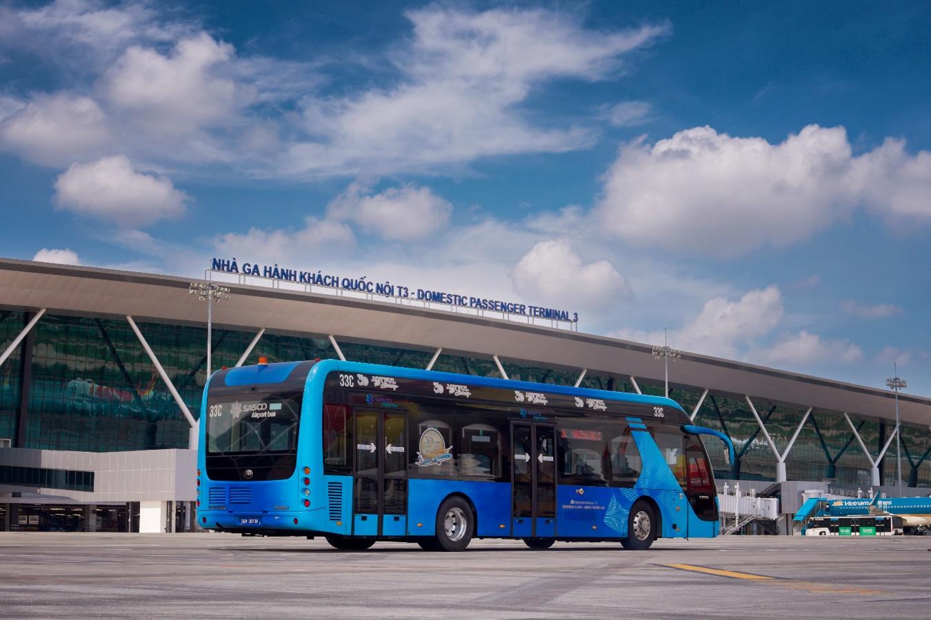 A blue bus parked in front of a building AI-generated content may be incorrect.