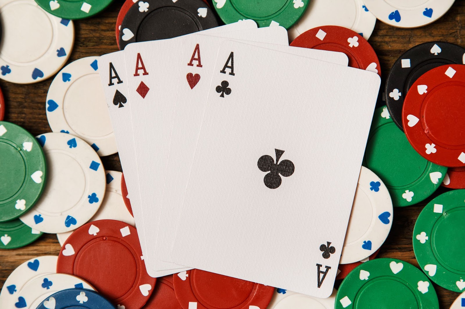 Poker com Dinheiro Real vs. Poker Grátis: Entenda as Diferenças