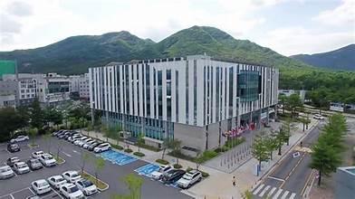 A building with a parking lot and mountains in the background

AI-generated content may be incorrect.