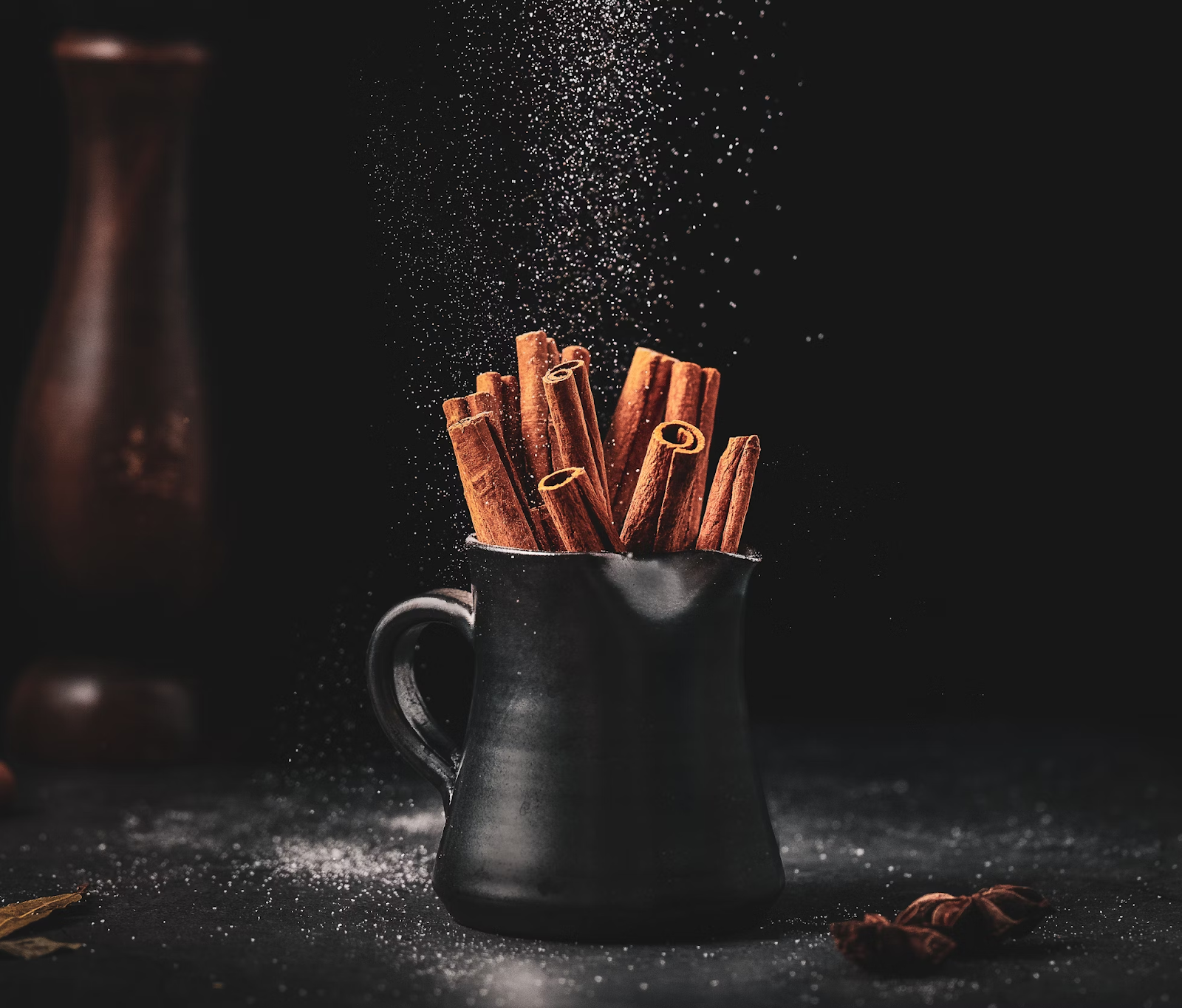 Cinnamon sticks in a black cup - (Credits Unsplash)