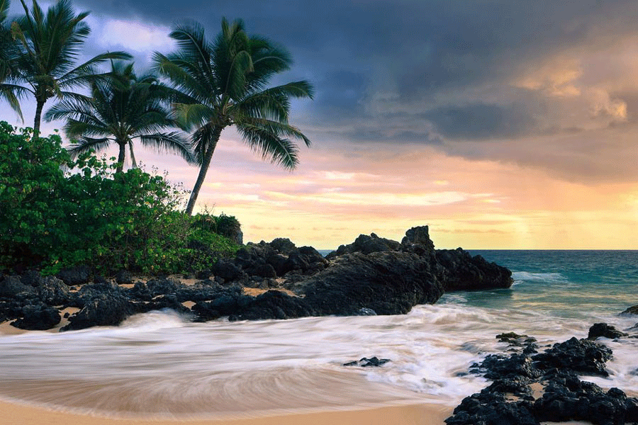 Plage paradisiaque de Batu Ferringhi, idéale pour un voyage en Malaisie en mars