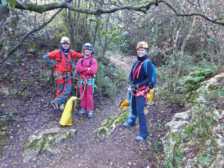 Un grupo de personas en un bosque

El contenido generado por IA puede ser incorrecto.