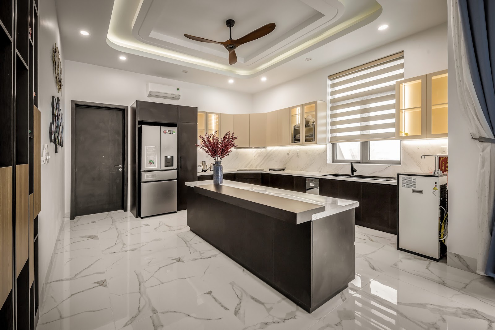Nhà 3 tầng hiện đại kiểu mở giải quyết tốt bài toán chống nắng hướng chính tây