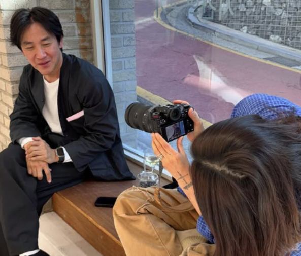This contains an image of Lee Hyori  and Uhm Tae Woong’s