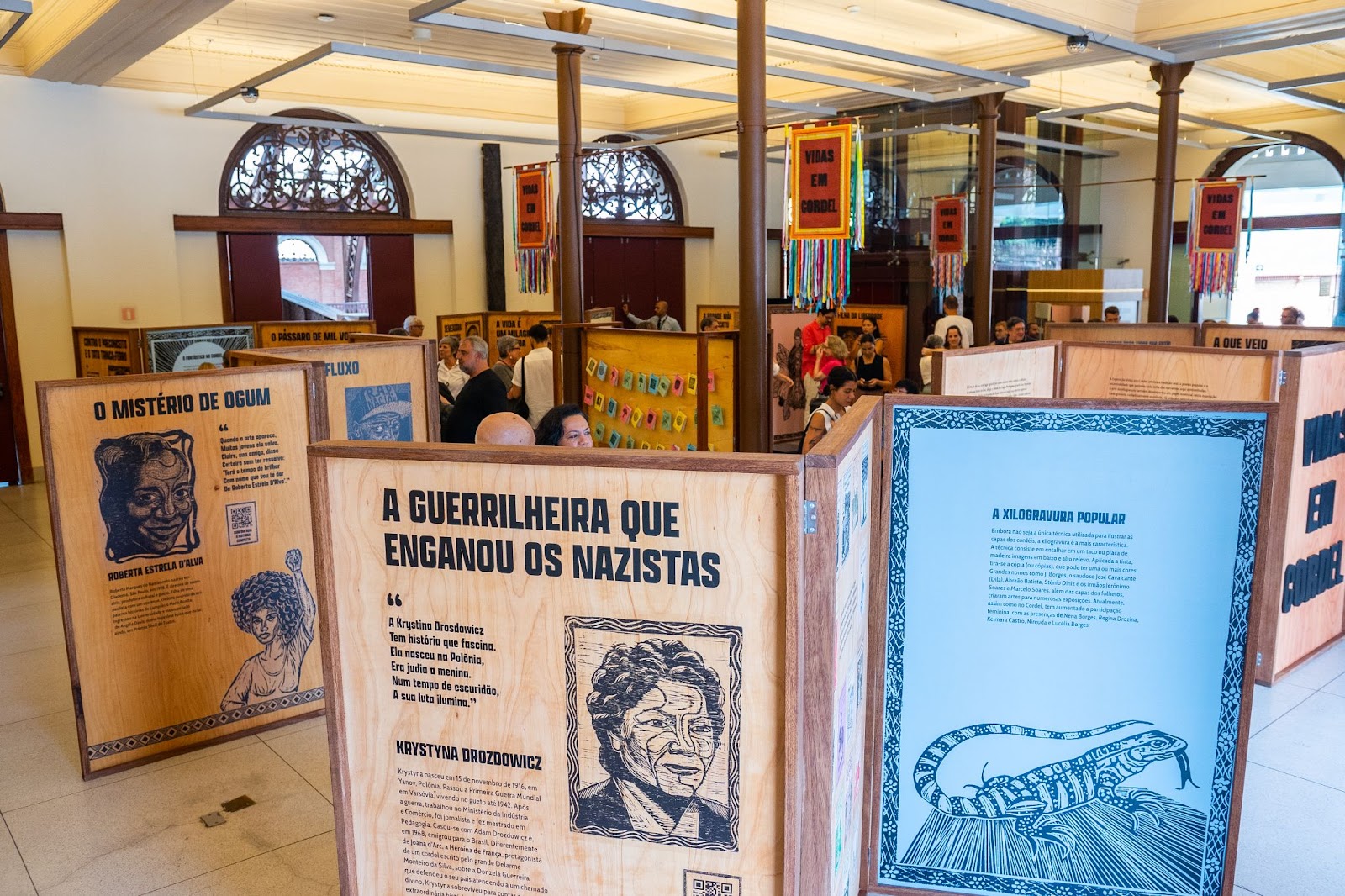 Cordéis disponíveis na exposição Vidas em Cordel. Crédito da fotografia: Guilherme Sai.
