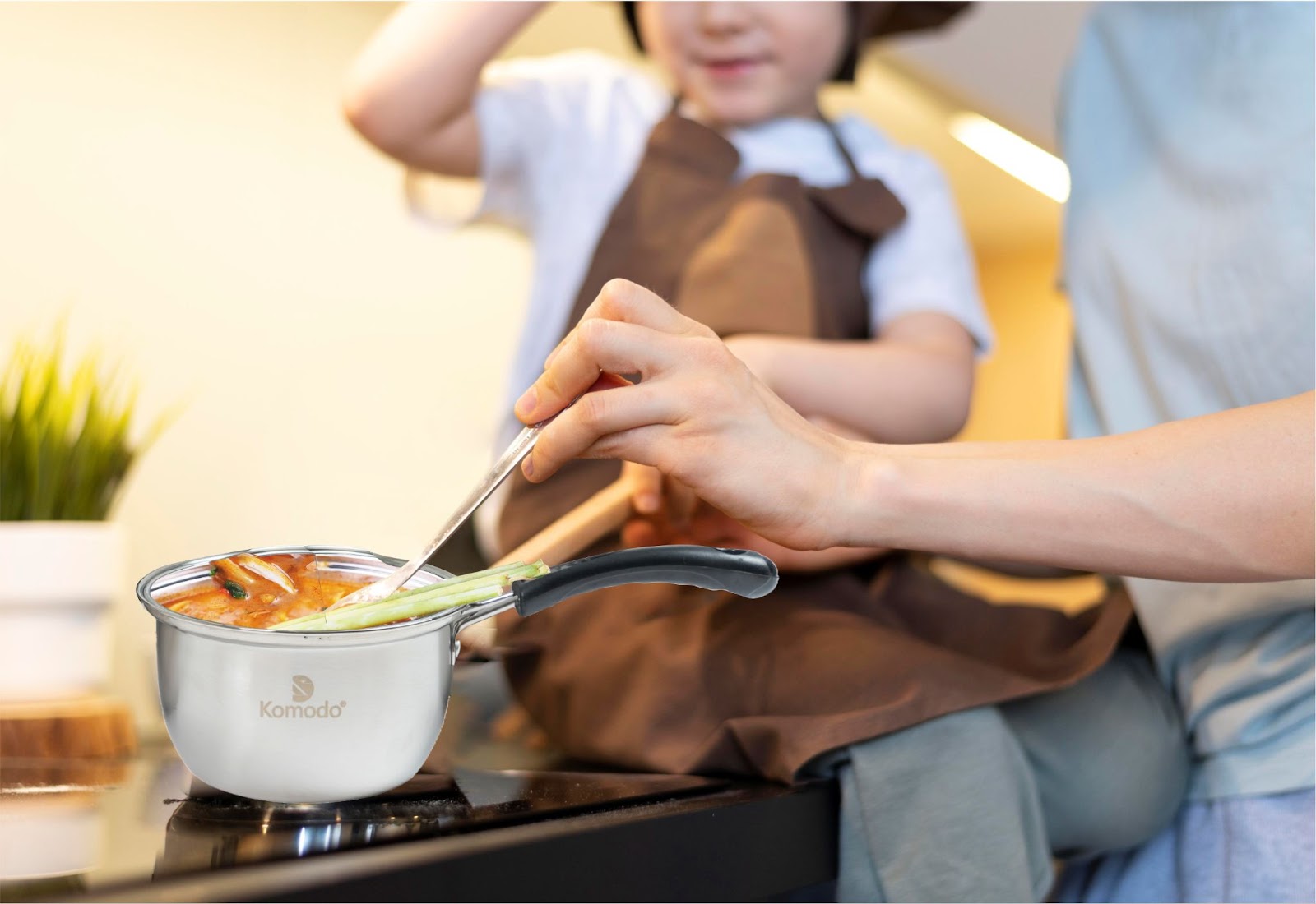 seorang ibu dan anak sedang memasak menggunakan panci susu