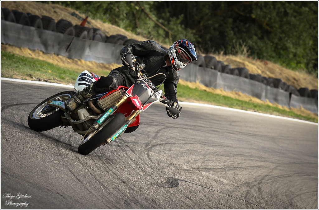 supermoto cornering di jalan beraspal