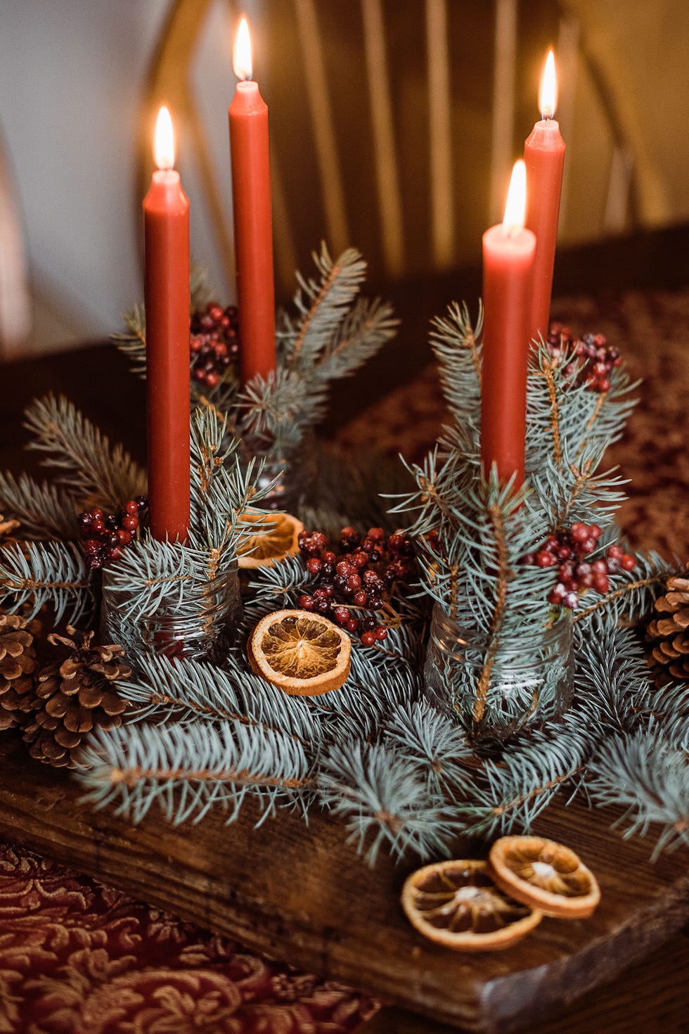 como hacer un centro de mesa de navidad con varias velas altas