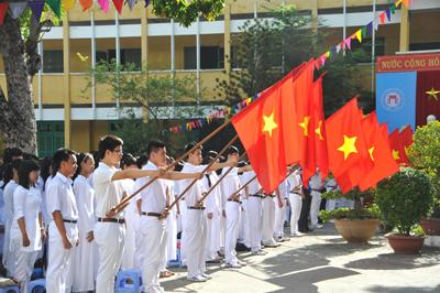 KHỞI ĐỘNGGV yêu cầu HS thảo luận sau và trả lời câu hỏi:Em tích âm thanh từ những nhạc cụ nào ? Vì sao NỘI DUNG BÀI HỌC GỒMChép và nói tên các nốt nhạc trong khuông nhạc Đọc nhạc Bài số 1 và Bài số 2 với yêu cầuLựa chọn và thực hiệnChọn và thực hiện một trong hai nội dungLuyện tập Vận dụng HÌNH THÀNH KIẾN THỨC 