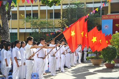 KHỞI ĐỘNGGV yêu cầu HS thảo luận sau và trả lời câu hỏi:Em tích âm thanh từ những nhạc cụ nào ? Vì sao NỘI DUNG BÀI HỌC GỒMChép và nói tên các nốt nhạc trong khuông nhạc Đọc nhạc Bài số 1 và Bài số 2 với yêu cầuLựa chọn và thực hiệnChọn và thực hiện một trong hai nội dungLuyện tập Vận dụng HÌNH THÀNH KIẾN THỨC 