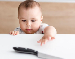 Dụng cụ sắc nhọn để xa tầm tay trẻ em.olm