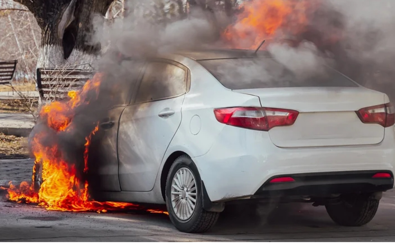 Warning about plastic water bottles in hot cars focusing sunlight and causing fires, with prevention tips and recommendations to use safer, reusable bottles.