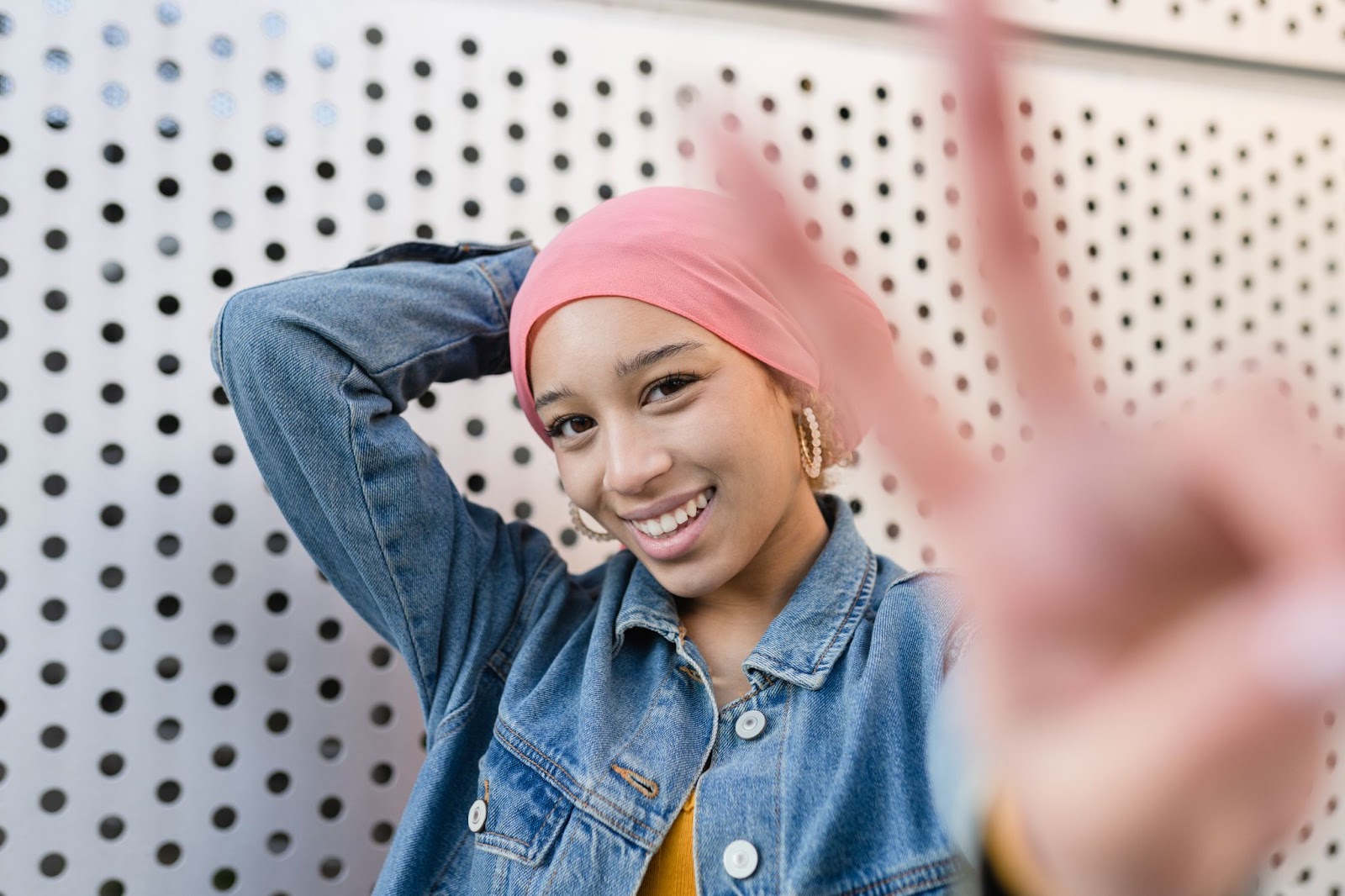 linda mulher hispânica câncer lenço rosa luta contra o câncer