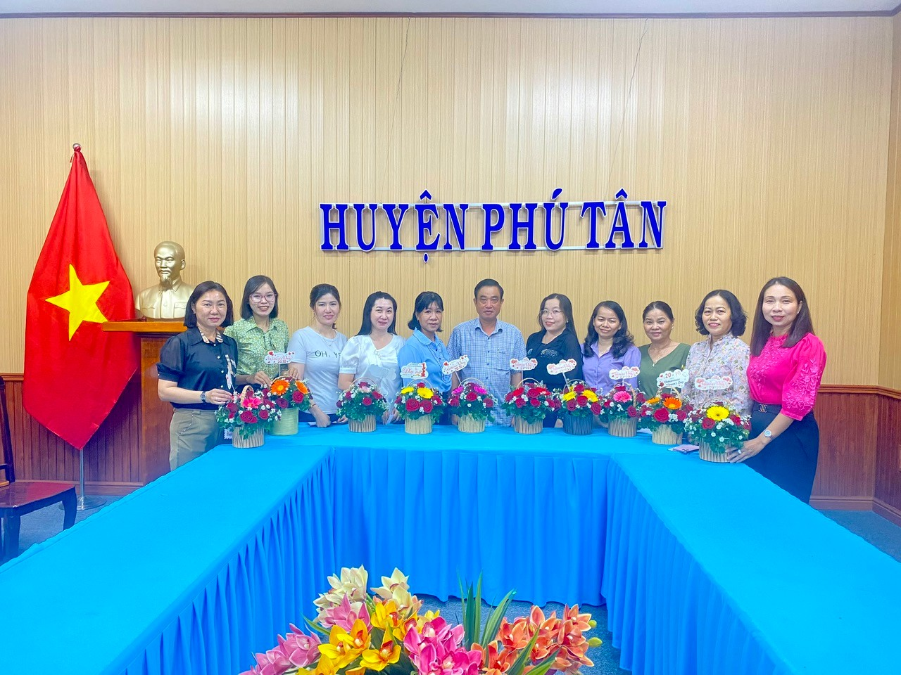 Lãnh đạo huyện chúc mừng phụ nữ Văn phòng HĐND và UBND huyện nhân dịp kỷ niệm 94 năm ngày thành lập Hội Liên hiệp Phụ nữ Việt Nam 20/10