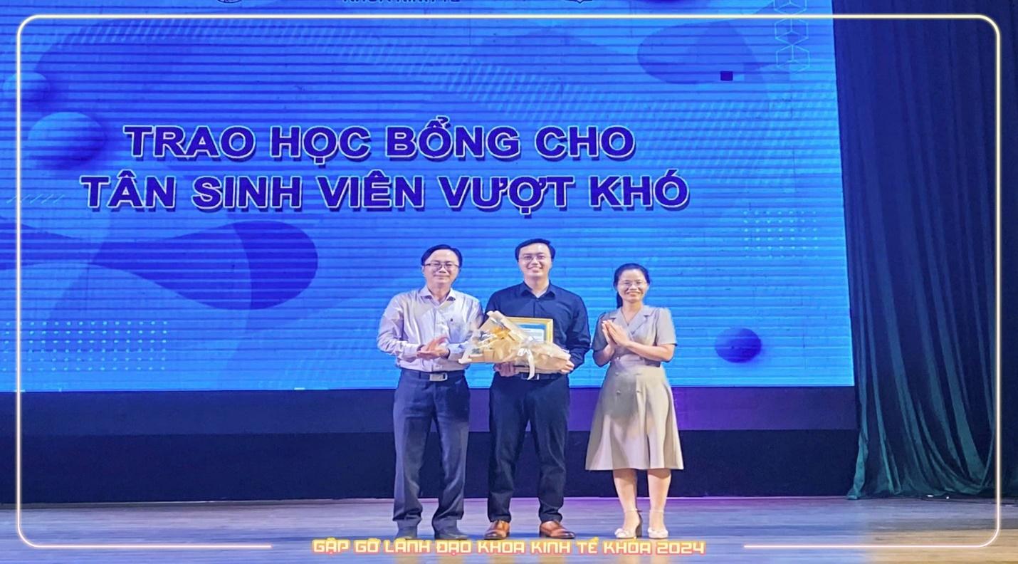 Có thể là hình ảnh về 3 người và văn bản