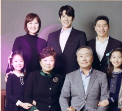 This contains an image of Park Tae Hwan family