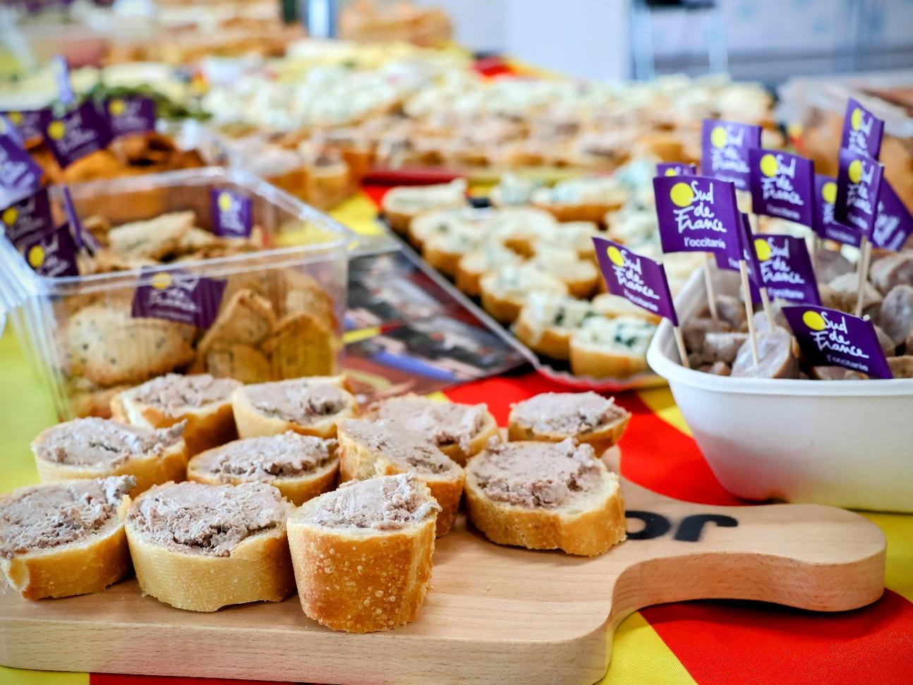 Une image contenant Snack, produits de boulangerie, nourriture, amuse-gueules

Description générée automatiquement