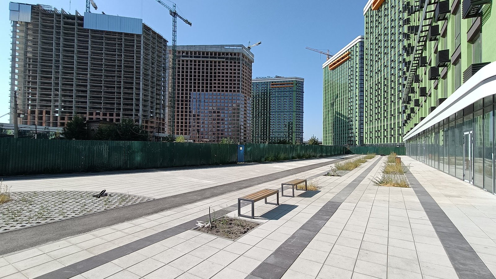 A one-room apartment here costs from UAH 2.5 million. In the summer, you can fry eggs on this square. Such surfaces without greenery in conditions of prolonged heat heat up to 65 degrees