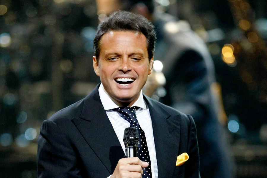 Luis Miguel Net Worth, Early life, Wiki, Age, Height, Family, Married, Kids, Personal life, Career And More