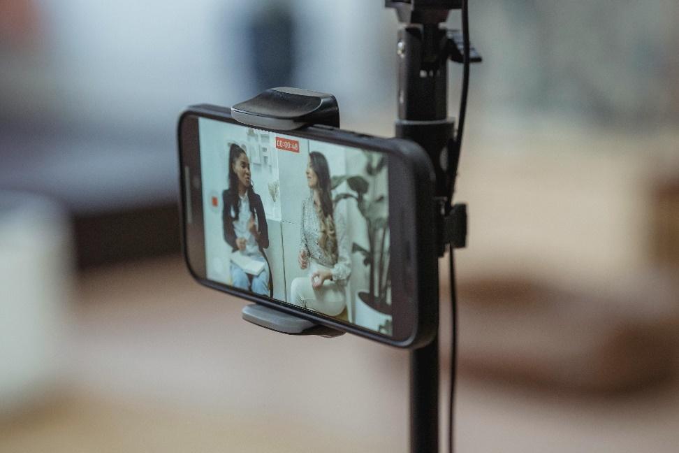 A cellphone on a tripod

AI-generated content may be incorrect.