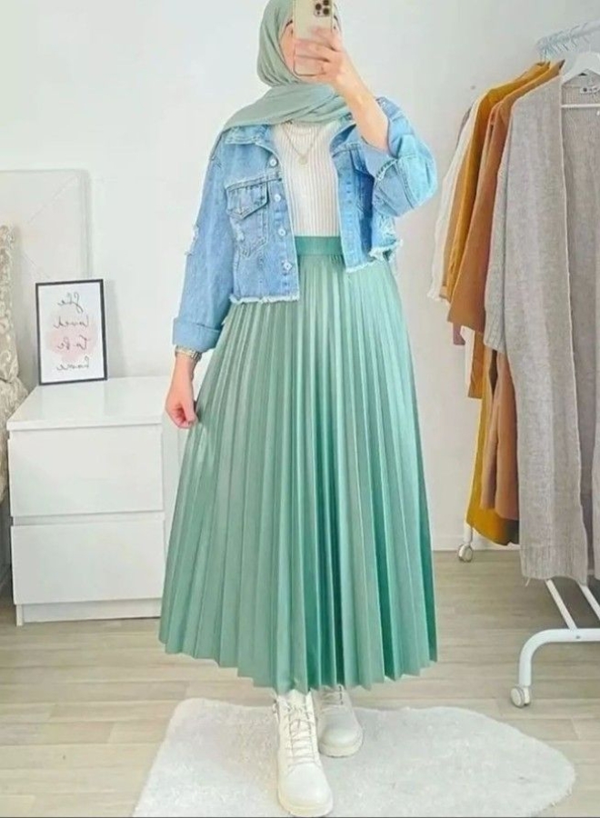 Wanita dengan kerudung sage dan jaket denim.