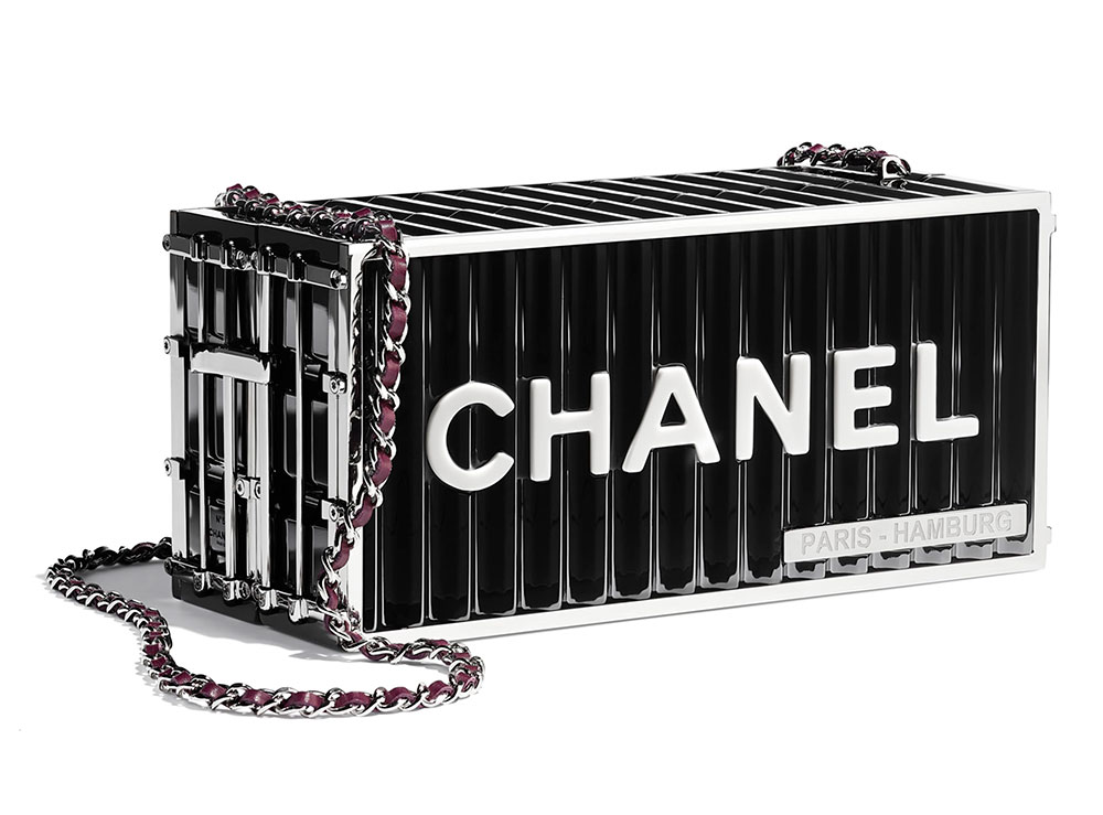 6. กระเป๋า Chanel Métiers d'Arts Paris-Hamburg Lucite Shipping Container Evening Bag