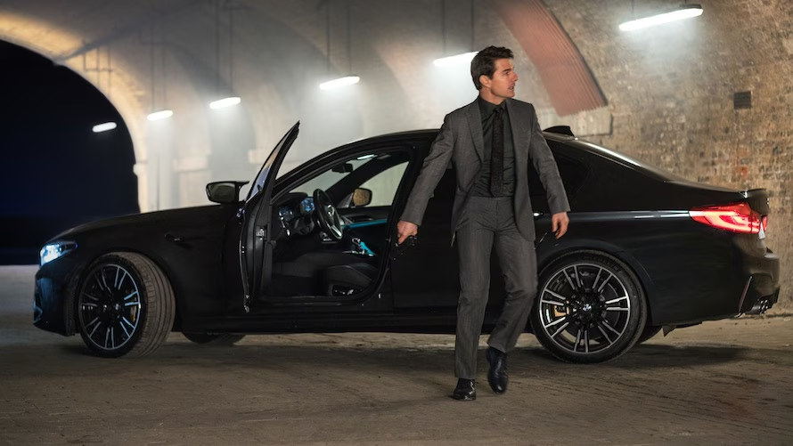 Tom Cruise stapt uit een BMW in Mission Impossible
