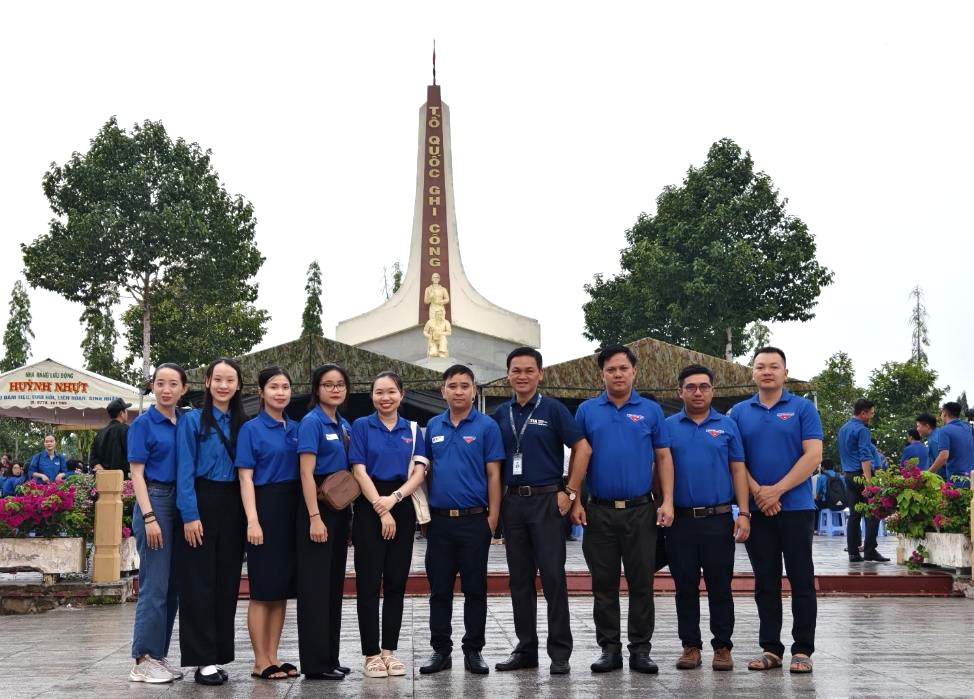 A group of people in blue shirtsDescription automatically generated