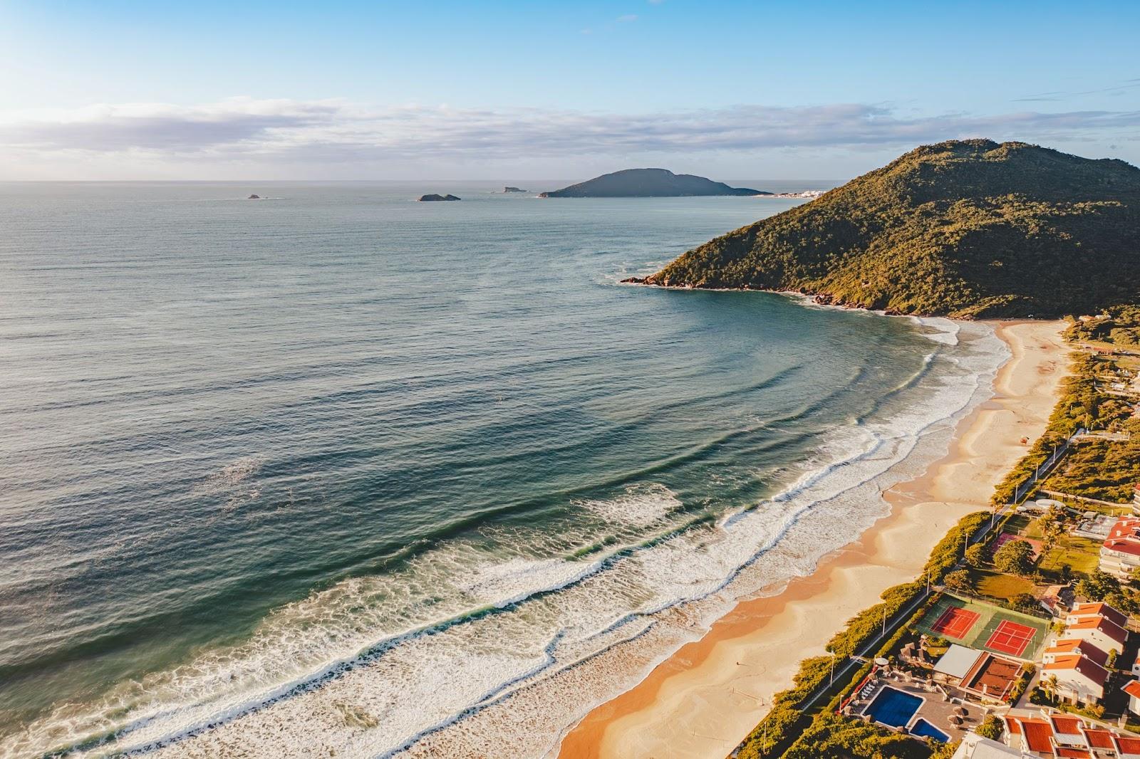 A Praia Brava em Florianópolis atrai turistas de todo mundo