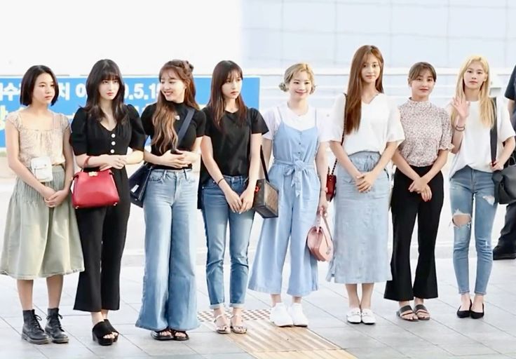 This containTWICE member standing next to each other