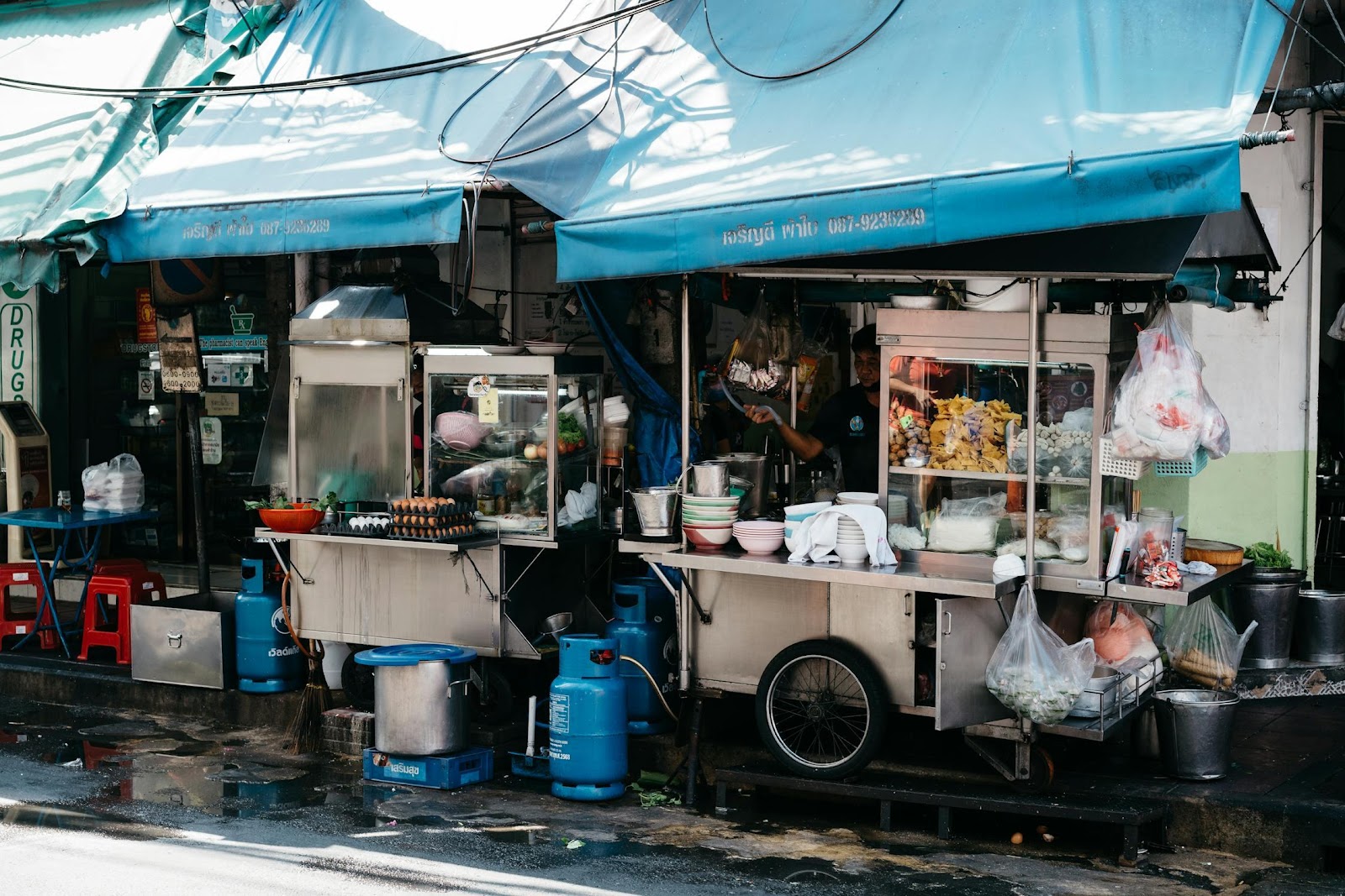 A food cart outside of a building

Description automatically generated