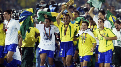 Grupo de pessoas em campo de futebol

Descrição gerada automaticamente