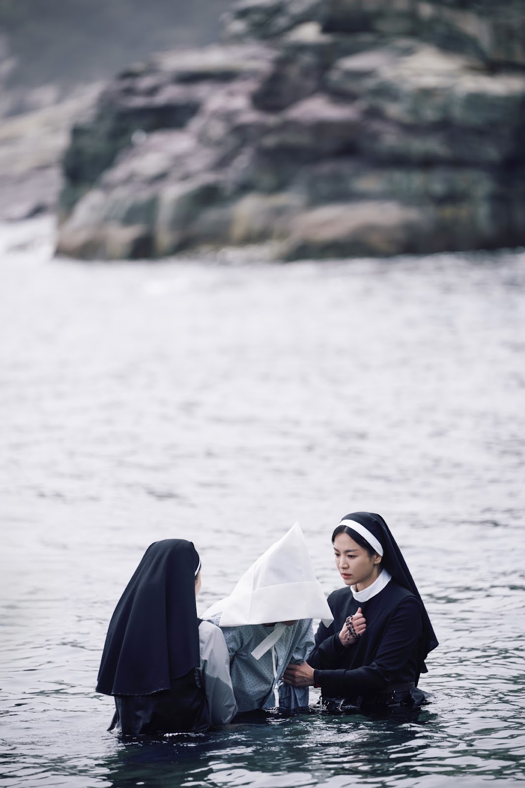 Giới Phê Bình Hàn Quốc Gây Tranh Cãi Khi Đánh Giá Dark Nuns Không Đủ Trình Đánh Bại The Priest (2015) - Ra Rạp Xem Gì