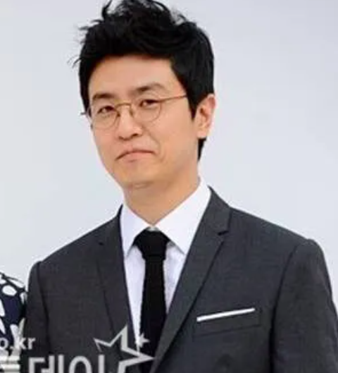 This contains an image of KBS announcers Choi Dong Suk on a blaack suit 