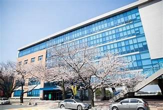 A building with cars parked in front of it

AI-generated content may be incorrect.