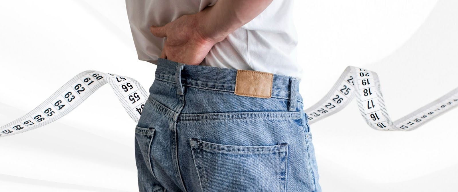 Pria menggunakan celana jeans