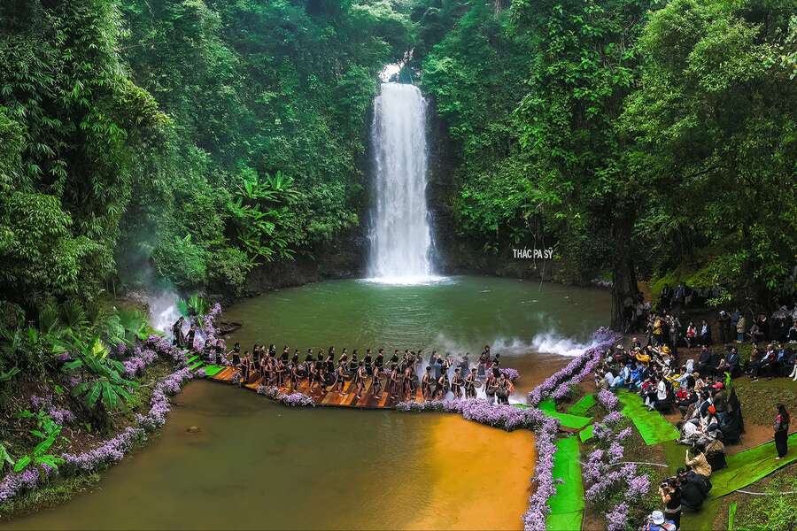 Gong performance at Pa Si Waterfall. Source: bvhttvdl 