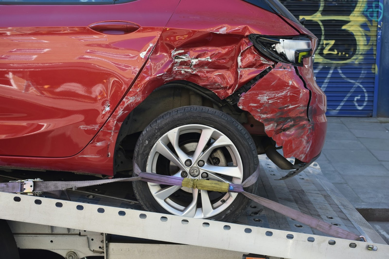 un coche remolcado tras un accidente