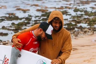 Alejo Muniz recebido por Samuel Pupo, que também garantiu vaga em Portugal (Foto: @WSL / Manel Geada)